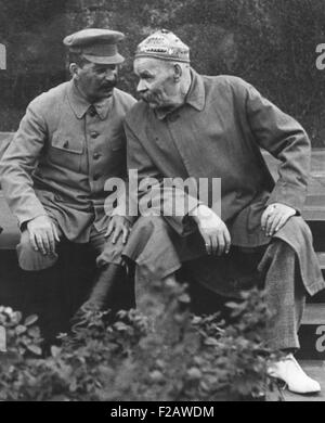 Le leader soviétique Joseph Staline (à droite) parlant avec le dramaturge et romancier russe Maxime Gorki. Ils sont assis à la tombe de Lénine où il a reçu des athlètes du 10e anniversaire de l'Sportintern rouge le 3 août 1931. CSU (2015   1380 11) Banque D'Images
