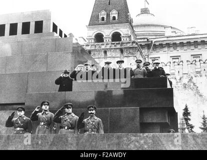 Les dirigeants soviétiques sur la tombe de Lénine au cours de la 19e anniversaire de la révolution d'octobre. Moscou, le 17 novembre 1936. L-R : Mezhlauk, Banque D'Images