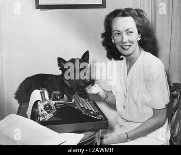 Kay Summersby, fixation d'un drapeau américain au général Dwight Eisenhower's car. Elle a écrit au sujet de son expérience en tant que secrétaire et chauffeur d'Eisenhower durant la Seconde Guerre mondiale dans son mémoire de 1948, 'Eisenhower était mon patron." (  2015 CSU 11 1296) Banque D'Images