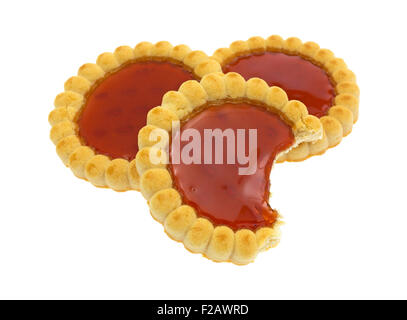 Trois petites tartelettes fraise rempli avec un piqué sur un fond blanc. Banque D'Images