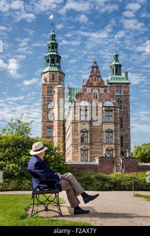 Un homme âgé à la recherche au château de Rosenborg, Copenhague, Danemark Banque D'Images