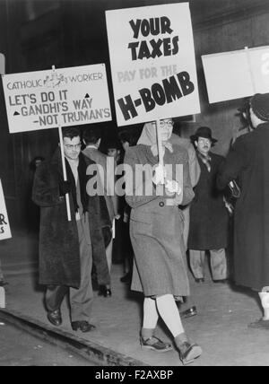 Les hommes et les femmes des piquets contre l'utilisation de fonds publics pour le développement d'armes nucléaires. New York, 15 mars 1950. Le 31 janvier 1950, le président Truman a dirigé l'Agence atomique Commission à poursuivre le développement de toutes les formes d'armes de l'énergie atomique, y compris les soi-disant super-bombe ou d'hydrogène. (BSLOC 2015 2 34) Banque D'Images