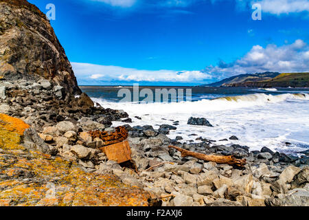 Un vieux panier minière sur le rivage à la plage de Goat Rock où la Fédération se jette dans l'océan Pacifique. Banque D'Images