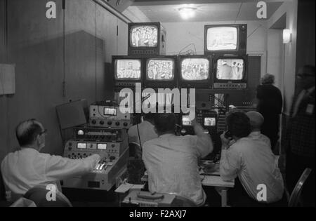Les techniciens en radiodiffusion, assis en face de la banque de postes de télévision au Siège de démocratique. Soir d'élection, le 3 novembre 1964, à l'hôtel Mayflower à Washington, D.C. (BSLOC 2015 2 215) Banque D'Images