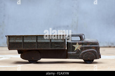 Photo de Toy army truck Banque D'Images