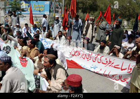 Les membres de l'Agence de l'eau et l'assainissement (WASA) Employees Union (BDA) chanter des slogans contre le non-paiement de leurs salaires les cotisations au cours de manifestation de protestation à l'extérieur CM Chambre à Quetta, le mardi 15 septembre 2015. Banque D'Images