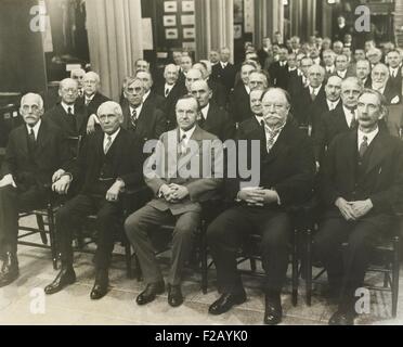 Le président Calvin Coolidge et les membres de son cabinet au Smithsonian Institute Board Conférence. Washington, D.C. 10 févr. 1927. Première rangée, L-R : Andrew Mellon, Treas. ; Frank B. Kellogg, de l'État ; le Président Coolidge ; Howard Taft, le juge en chef ; Charles G. Abbott, Sec. Smithsonian Institute. Étaient également présents de nombreux scientifiques éminents. CSU (2015  9 784) Banque D'Images