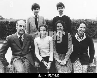 Présidents Valéry Giscard d'Estaing avec sa famille. Assis de gauche à droite : Valérie-Anne Giscard, Jacinte,, Anne-Aymone Giscard d'Estaing. L'article : Henri, Louis. Ca. 1976. CSU (2015  9 754) Banque D'Images