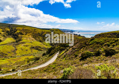 La route 1 dans le comté de Mendocino serpente le long de la côte dans le Nord de la Californie avec le limon de la rivière Goat Rock Beach Russe Banque D'Images