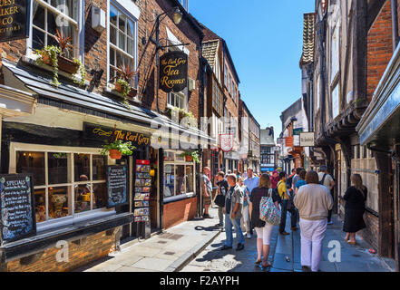 Royaume-uni, New York Shambles. Des pubs, des boutiques et des cafés historiques sur le capharnaüm, York, England, UK Banque D'Images