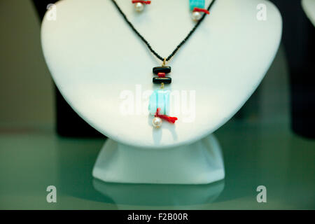 Photo de collier et boucles d'oreille Banque D'Images