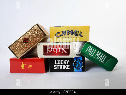 Un ensemble de différentes marques de cigarettes- un juego de cigarrillo diferentes de marcas Banque D'Images