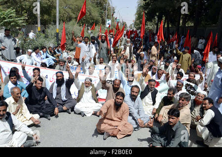 Les membres de l'Agence de l'eau et l'assainissement (WASA) Employees Union (BDA) chanter des slogans contre le non-paiement de leurs salaires les cotisations au cours de manifestation de protestation à l'extérieur CM Chambre à Quetta, le mardi 15 septembre 2015. Banque D'Images