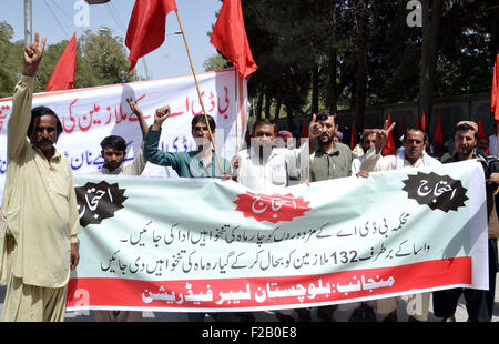 Les membres de l'Agence de l'eau et l'assainissement (WASA) Employees Union (BDA) chanter des slogans contre le non-paiement de leurs salaires les cotisations au cours de manifestation de protestation à l'extérieur CM Chambre à Quetta, le mardi 15 septembre 2015. Banque D'Images