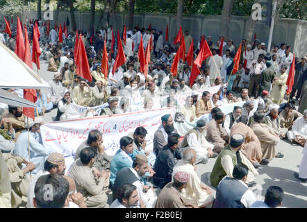 Les membres de l'Agence de l'eau et l'assainissement (WASA) Employees Union (BDA) chanter des slogans contre le non-paiement de leurs salaires les cotisations au cours de manifestation de protestation à l'extérieur CM Chambre à Quetta, le mardi 15 septembre 2015. Banque D'Images