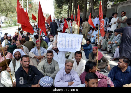 Les membres de l'Agence de l'eau et l'assainissement (WASA) Employees Union (BDA) chanter des slogans contre le non-paiement de leurs salaires les cotisations au cours de manifestation de protestation à l'extérieur CM Chambre à Quetta, le mardi 15 septembre 2015. Banque D'Images