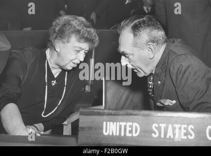 Eleanor Roosevelt et le secrétaire d'État Dean Acheson à l'Assemblée générale des Nations Unies à Paris. 9 novembre. 1951. Le président Harry Truman nommé Roosevelt pour la première délégation américaine à l'ONU. Elle a servi à partir de 31 décembre 1945, jusqu'au 31 décembre 1952, la CSU ( 2015 9 1123) Banque D'Images