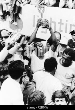 Pele en triomphe dans la ville de Mexico, le 21 juin 1970. Il est titulaire de la Coupe Jules Rimet, remporté par le Brésil pour avoir vaincu l'Italie 4-1 en finale de la Coupe du monde jeu. Il a été troisième du Brésil Coupe du monde et selon les règles, l'équipe s'est de garder le trophée. CSU (2015  9 1067) Banque D'Images