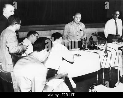 Nathan Leopold, 52 ans, parle à la presse à Statesville pénitencier, le 31 juillet 1957. Le célèbre meurtrier avait été refusé la clémence par Gov. William Stratton. Leopold a dit qu'il allait commencer immédiatement sur une autre pétition de libération conditionnelle. CSU (2015  8 653) Banque D'Images