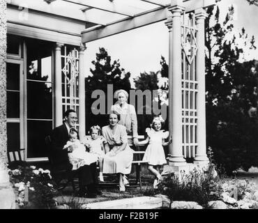 La famille royale hollandaise en exil de célébrer l'anniversaire de la Reine Wilhelmina le 31 août, 1943 au Canada. Au cours de la Seconde Guerre mondiale, L-R : Le Prince Bernhard, tenant la princesse Marguerite Francisca ; la Princesse Irene ; la Princesse Juliana, La Reine Wilhelmine ; et la princesse Beatrix. CSU (2015  8 640) Banque D'Images