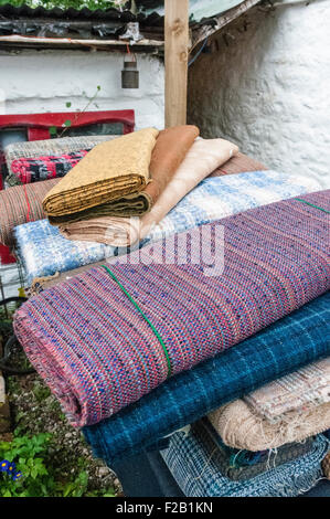 Balles de textiles tissés y compris la laine et linge de maison en une usine de tissage Banque D'Images