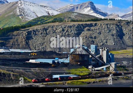 Une image paysage de l'usine de transformation du charbon de teck dans les contreforts des montagnes Rocheuses, près de l'Alberta, de Cadomin Banque D'Images