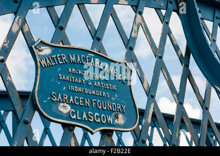 Inscrivez-vous sur un pont sur une voie de chemin de fer du fabricant : Walter Macfarlane & Co, fonderie Sarrasine, Glasgow Banque D'Images