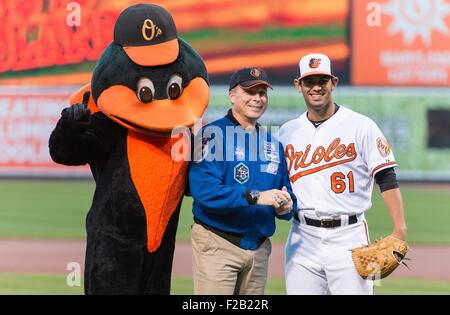 L'astronaute de la NASA et du Maryland, Terry Virts natif, centre, pose pour une photo avec la mascotte des orioles de Baltimore Orioles et pitcher Jason Garcia, droite, après avoir jeté la première cérémonie terrain avant les Red Sox de Boston prendre sur les Orioles de Baltimore à Camden Yards baseball Stadium le 14 septembre 2015 à Baltimore, Maryland. Virts passer 199 jours à bord de la Station spatiale internationale. Banque D'Images