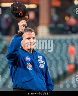 L'astronaute de la NASA et du Maryland, Terry Virts native waves comme il est présenté, avant de lancer la première balle de cérémonie devant les Red Sox de Boston prendre sur les Orioles de Baltimore à Camden Yards baseball Stadium le 14 septembre 2015 à Baltimore, Maryland. Virts passer 199 jours à bord de la Station spatiale internationale. Banque D'Images