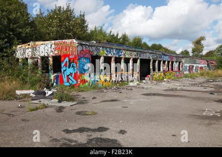 Copenhague, Danemark. 15 Septembre, 2015. Restaurant le Noma se ferme juste après le réveillon du Nouvel An 2016 à ré-ouvrir en 2017 dans un nouveau restaurant avec une ferme urbaine. Cette ancienne mine de naval depot plein de graffiti et street art dans une zone de liste de défense historique, près de la ville libre de Christiania, à l'heure du logement également l'Académie Royale des Beaux-arts, École d'Architecture, va devenir le site de construction pour le nouveau restaurant. Les plans sont à mettre une serre sur le toit, remplacer l'asphalte avec de bonnes, de la nouvelle terre, et placer un champ flottant sur un radeau dans le lac. Credit : Niels Quist/Alamy vivre Banque D'Images