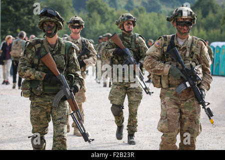 173e Brigade aéroportée de l'armée américaine et des soldats croates tête dans le domaine de prendre part à l'exercice Réponse immédiate le 14 septembre 2015 à Slunj, Croatie. Réponse immédiate est une multinationale domaine d'entraînement à la Croatie et la Slovénie. Banque D'Images