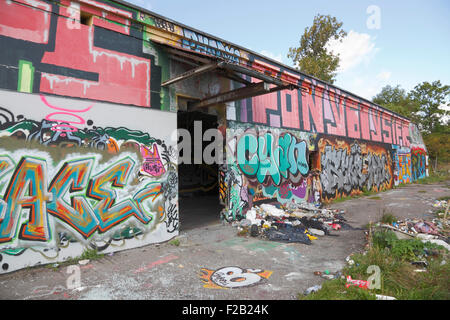 Copenhague, Danemark. 15 Septembre, 2015. Restaurant le Noma se ferme juste après le réveillon du Nouvel An 2016 à ré-ouvrir en 2017 dans un nouveau restaurant avec une ferme urbaine. Cette ancienne mine de naval depot plein de graffiti et street art dans une zone de liste de défense historique, près de la ville libre de Christiania, à l'heure du logement également l'Académie Royale des Beaux-arts, École d'Architecture, va devenir le site de construction pour le nouveau restaurant. Les plans sont à mettre une serre sur le toit, remplacer l'asphalte avec de bonnes, de la nouvelle terre, et placer un champ flottant sur un radeau dans le lac. Credit : Niels Quist/Alamy vivre Banque D'Images