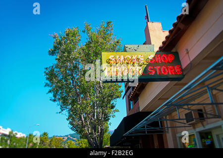 Liquor Store et smoke shop en néon Banque D'Images