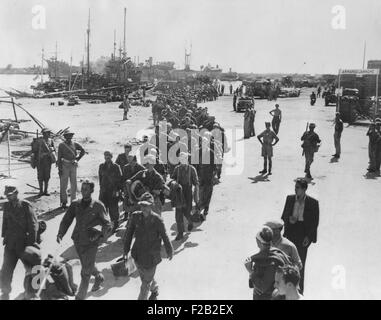 Les prisonniers allemands, ont été capturés sur le seacoast town en Italie, sur la voie d'une palissade de prisonniers. Photo a été fait lorsque le secrétaire de la Marine Frank Knox visite dans les fronts de bataille italien. 10 octobre 1943 (CSU 2015 7 369) Banque D'Images