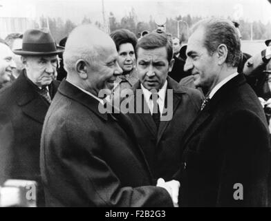 Shah d'Iran, avec le Président soviétique Nikolaï Podgorny et le Premier Ministre Alexis Kossyguine (à gauche). 10 octobre, 1972. L'Iran et l'URSS et a signé un pacte de 15 ans pour la coopération économique et technique. CSU (2015  8 525) Banque D'Images
