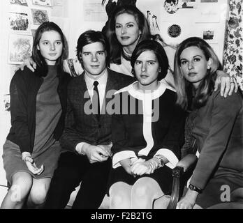 Ingrid Bergman avec ses quatre enfants dans la ville de New York pour les vacances. Les coulisses du Broadhurst Theatre où Bergman était figurant à l'Eugene O'Neill, PLUS manoirs majestueux. Le 27 décembre 1967. L-R : Isabella Rossellini, Roberto Rossellini Jr. ; Ingrid Rossellini, Isabella's twin ; et Pia Lindstrom de Bergman's premier mariage avec Peter Lindstrom. CSU (2015  7 335) Banque D'Images