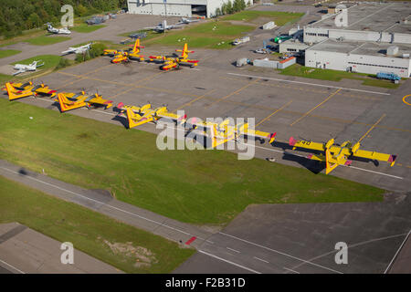 CL215, CL215T et CL415 des bombardiers d'eau sont garés à la SOPFEU base située à l'aéroport Jean Lesage de Québec à Québec Banque D'Images