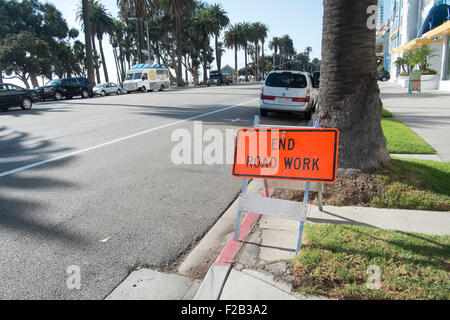 Fin de travaux routiers signe de la circulation à Santa Monica Banque D'Images