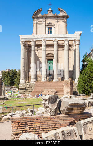 Le Temple d'Antonin et Faustine dans le Forum Romain ou l'église de San Lorenzo à Miranda Rome Italie Roma Lazio Italie Europe de l'UE Banque D'Images