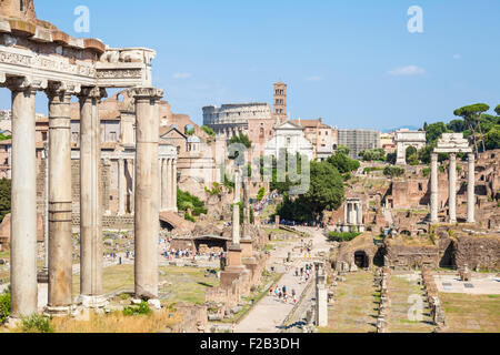 Les colonnes sont les ruines du temple de Saturne, un temple au dieu Saturne dans le Forum Romain Rome Lazio Italie Europe de l'UE Banque D'Images