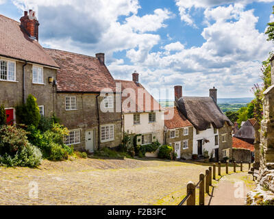 Célèbre vue sur rue pavée pittoresque cottages sur à Gold Hill, Shaftesbury Dorset England UK Europe Banque D'Images