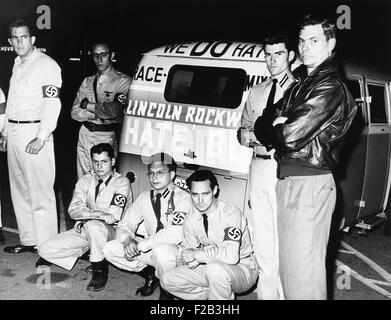 George Lincoln Rockwell (droite) pose avec le Parti nazi américain haine 'BUS', le 22 mai 1961. Le van a effectué 12 membres du parti de la Virginie à la Nouvelle Orléans, d'ajouter leur résistance droite radicale au mouvement des droits civils. Sur le bus dans de grandes lettres rouges étaient des slogans disant : "Nous ne le mélange des races de haine" et "Nous détestons juif communisme". - (CSU 2015 6 206) Banque D'Images