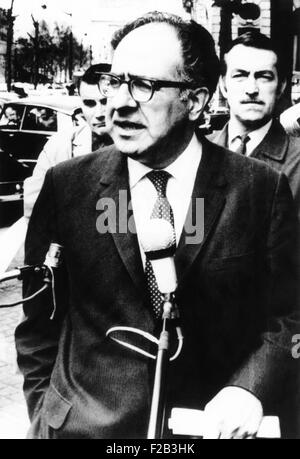 Philip Habib, diplomate de carrière américaine, le 4 mai 1970. Il a été chef de la délégation américaine aux pourparlers de paix de Paris de 1968 à 1971. Habib est né à Bensonhurst Brooklyn pour parents catholique Maronite libanais. Tout en préparant un doctorat de Berkeley sur les G.I. Le projet de loi, il a été recruté au sein du Service extérieur en 1949. - (CSU 2015 6 204) Banque D'Images