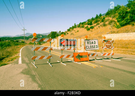 Route fermée et l'ensemble des panneaux de déviation road en Californie Banque D'Images