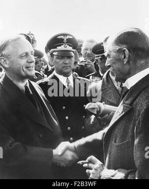 Le ministre allemand des affaires étrangères, Von Rippentrop (à gauche) serre la main de Neville Chamberlain. Le Premier Ministre britannique est arrivé à l'aéroport de Munich pour sa première conférence à Adolf Hitler. 24 sept 1938. - (CSU 2015 5 3) Banque D'Images