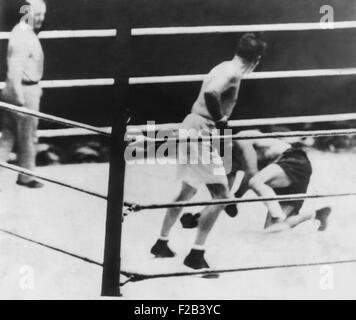 Compte Long 'Lutte', le gène Tunney-Jack Dempsey match de boxe du 21 septembre 22, 1927. Tunney frappé Dempsey dans la 8e ronde, mais se releva immédiatement. - (CSU 2015 5 148) Banque D'Images