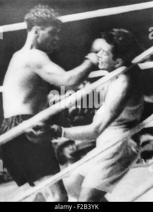 Compte Long 'Lutte', le gène Tunney-Jack Dempsey match de boxe du 21 septembre 22, 1927. Jack Dempsey (lignes sombres) batters Tunney dans les cordes dans le 7ème tour jusqu'à ce qu'il tombe. - (CSU 2015 5 144) Banque D'Images