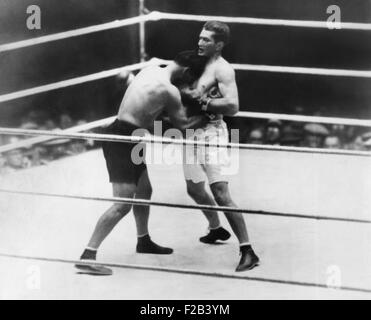Tunney-Jack gène Dempsey boxe ou le "Compte Long Fight" du 21 septembre 22, 1927. Dempsey (lignes sombres) plate dans au cours de la deuxième série. Tunney a défendu son titre mondial des poids lourds à Soldier Field, Chicago. - (CSU 2015 5 143) Banque D'Images