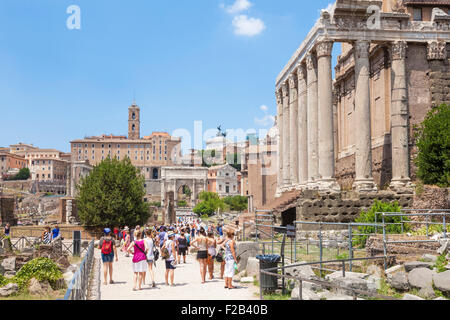 Le Temple d'Antonin et Faustine dans le Forum Romain Rome Italie Roma Lazio Italie Europe de l'UE Banque D'Images