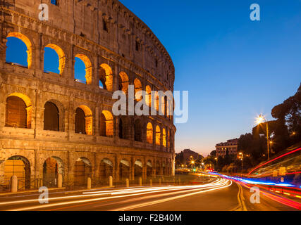 Rome colisée ou amphithéâtre Flavien de nuit avec légèreté Rome Lazio Italie Europe de l'UE Banque D'Images